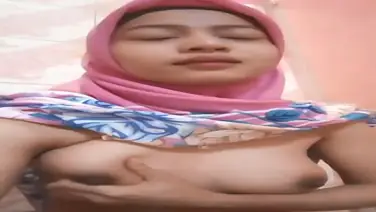 Melly Gadis Hijab Polos Pamerkan Koleksi Daleman Warna Warni